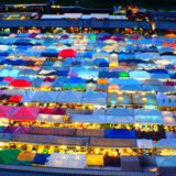 【タイ バンコク】カラフルなテントで有名な『ラチャダー鉄道市場』の見所チェック！！